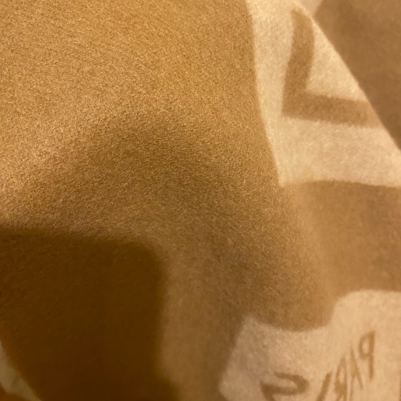 - SOLD- Louis Vuitton 100% cashmere scarf - Picture 4 of 8